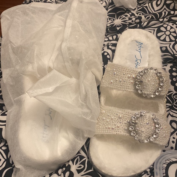 New Betsey Johnson Pearl Slide. Never worn. Size 6 - Picture 3 of 4